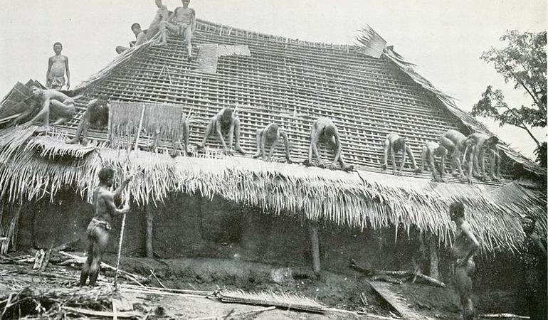Alcuni uomini Igbo impegnati nella costruzione di un edificio con terra e paglia. (Fotografo tratta dal libro di GT Basden, "Among the Ibos of Nigeria", ripresa da WikiCommons) 