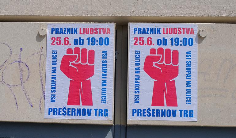 Il manifesto delle proteste degli ambientalisti del 25 giugno scorso (Foto Mario Messina)