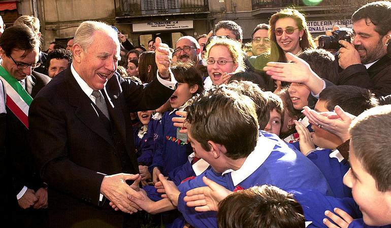 Il presidente della Repubblica Carlo Azeglio Ciampi tra la gente di Corleone al suo arrivo in paese/Ansa