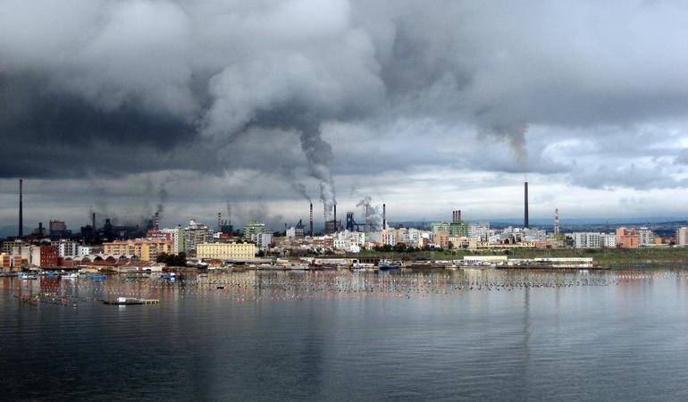 Taranto, le ciminiere dell'Ilva (Wikipedia)