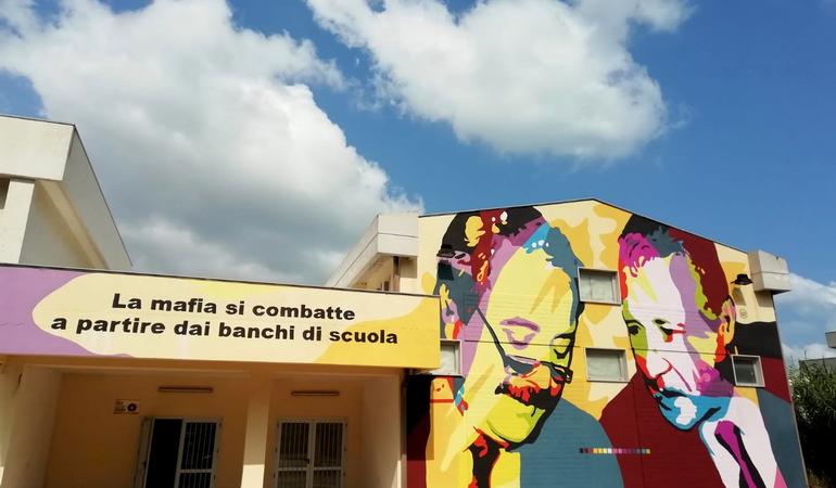 Il murales realizzato da Cheko's art alla scuola Don Antonio Spalatro di Vieste, progetto curato da 167B / Street