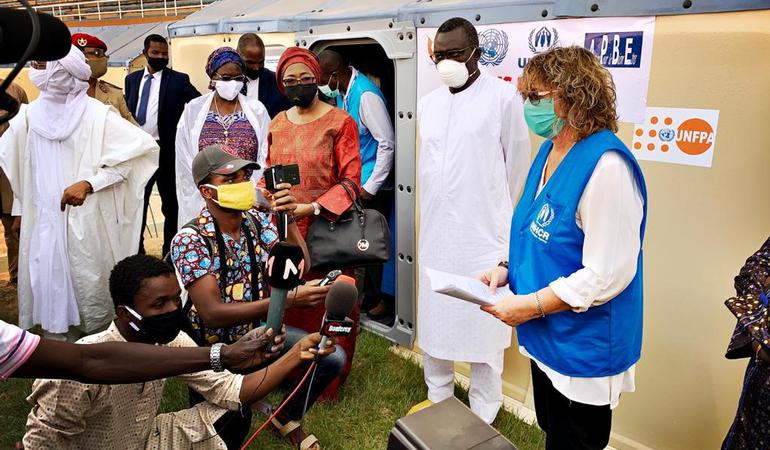 A destra, col gilet azzurro dell'Unhcr, Alessandra Morelli