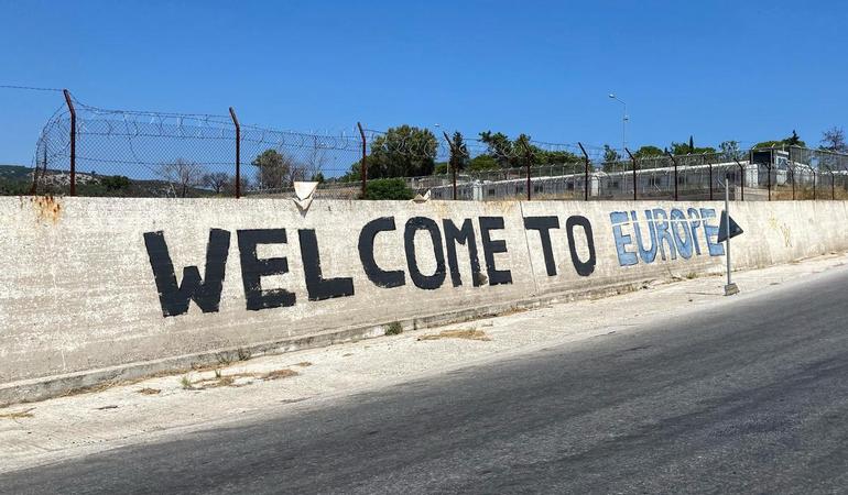 Il muro che circonda l'ex campo profughi di Moria (Federica Tourn)