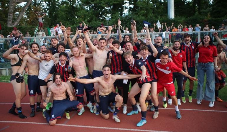 L'esultanza dei giocatori dell'Imolese calcio (Facebook)
