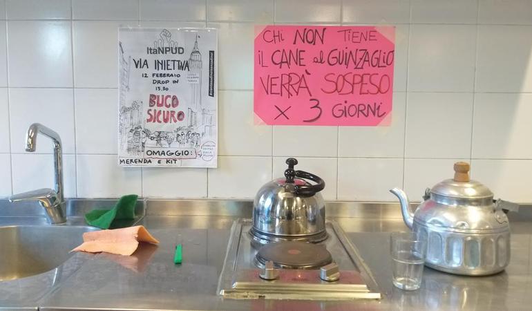 All'interno del drop-in dell'Asl di Torino in corso Svizzera si distribuisce materiale sterile per ridurre i rischi legati all'uso di droghe e si svolgono campagne educative
