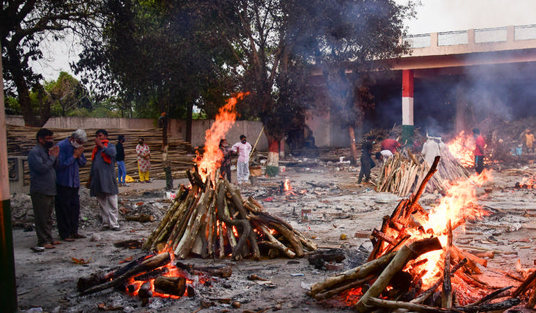 Cremazione in Nuova Delhi, India. Credits: Manish Rajput/Ansa