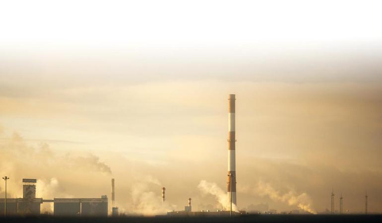 Industrie multinazionali. Foto di Zoya Loonohod/Unsplash