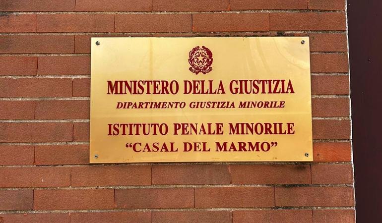 Casal del Marmo (Roma), la targa all'ingresso dell'istituto penale minorile