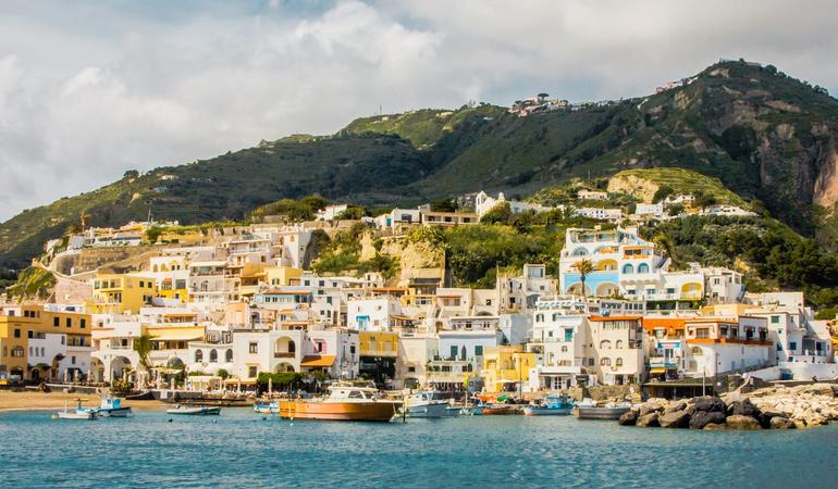 Il villaggio di Sant'Angelo, sull'isola di Ischia (Unsplash)