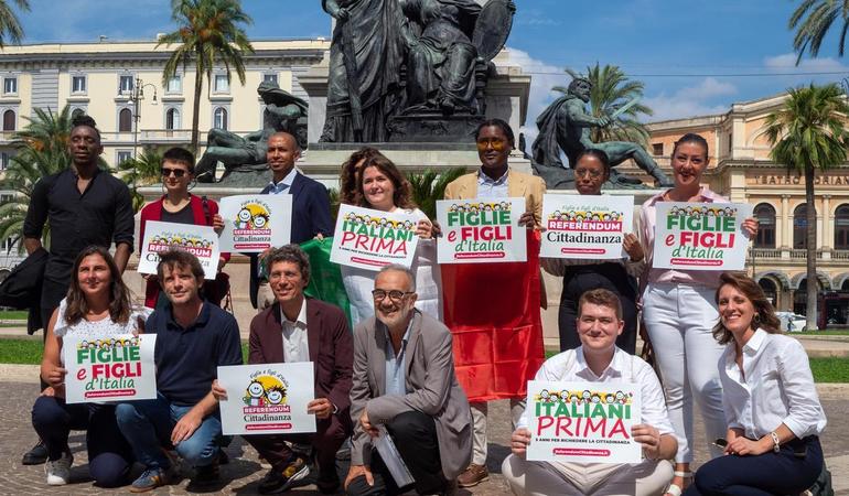 Roma, 4 settembre. Alcuni rappresentanti di Italiani senza cittadinanza dopo aver depositato il quesito referendario in Cassazione