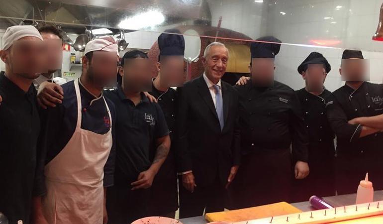 Il presidente del Portogallo in una foto insieme ai dipendenti dell'Italy Caffè, il ristorante italiano di Lisbona gestito dalla 'ndrangheta (da Facebook)