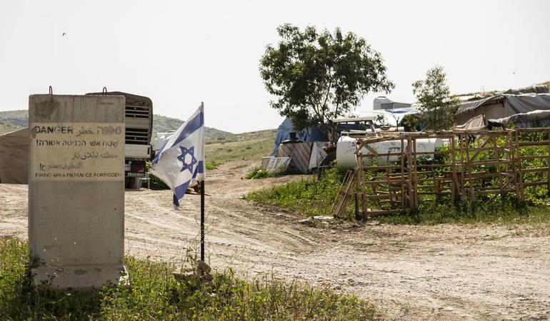 Lungo la strada a nord della Jordan Valley, tra terreni palestinesi e insediamenti dei coloni. Foto di Stefano Stranges