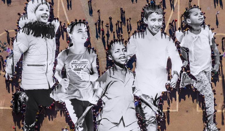 Le fotografie giganti di cinque piccoli profughi nella performance artistica di Jr in piazza San Carlo a Torino