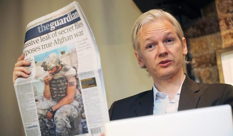 Luglio 2010. Julian Assange mostra una copia del quotidiano britannico The Guardian, durante una conferenza stampa al Frontline Club di Londra