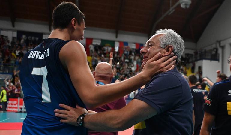 Montesilvano, 25 settembre 2022. Alessandro Bovolenta e Julio Velasco dopo la vittoria nella finale dell'Europeo U20. Foto Fipav