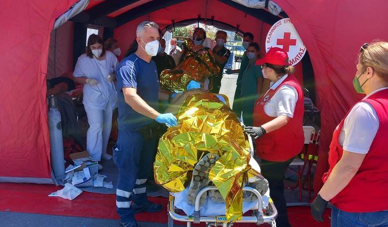 14 giugno 2023, porto di Kalamata (Grecia). Il personale medico presta soccorsi ai migranti sopravvissuti al naufragio del peschereccio partito dalle coste libiche. (Evangelos Bougiotis/Epa)