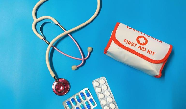 Foto di <a href="https://unsplash.com/it/@kwook?utm_source=unsplash&utm_medium=referral&utm_content=creditCopyText">Kristine Wook</a> su <a href="https://unsplash.com/it/foto/un-sacchetto-di-pillole-uno-stetoscopio-e-un-kit-di-pronto-soccorso-ZyxNWi3JCto?utm_source=unsplash&utm_medium=referral&utm_content=creditCopyText">Unsplash</a> 
