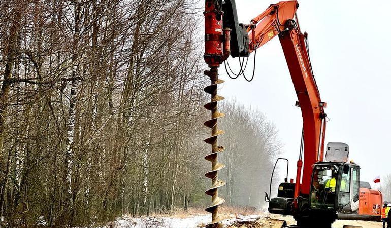 L'avvio dei lavori per la costruzione del muro tra Polonia e Bielorussia. Credits: Straz Graniczna, Twitter 
