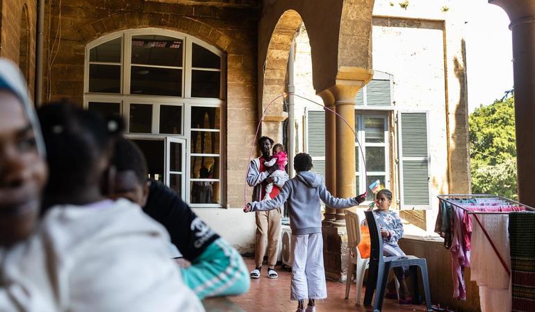 Beirut, aprile 2026. Momenti di svago negli spazi esterni del convento Saint Joseph. Foto di S. Stranges