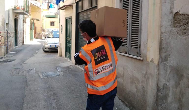 A Ponticelli, quartiere di Napoli, il presidio di Libera consegna cibo alle famiglie bisognose  (Facebook)