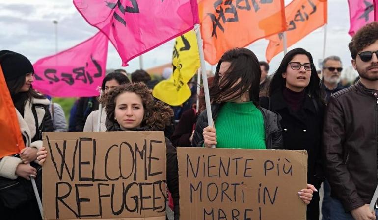Una foto della manifestazione sulla spiaggia di Cutro. Credits: Libera