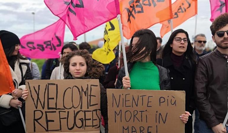 Una foto della manifestazione sulla spiaggia di Cutro. Credits: Libera
