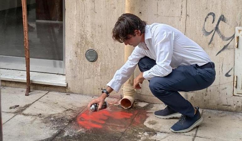Palermo, 29 agosto 2026. Alfredo Chiodi, nipote di Libero Grassi, colora di rosso il marciapiede dove nel 1991 fu ucciso il nonno