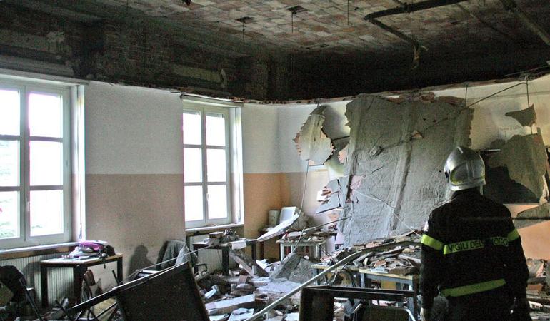 Rivoli (To), 22 novembre 2008. L'aula del liceo scientifico Darwin dopo il crollo del controsoffitto che ha provocato la morte di Vito Scafidi. Foto di T. Di Marco/Ansa