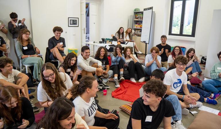 Ragazze e ragazzi de Lo Snodo di Erba durante un'assemblea
