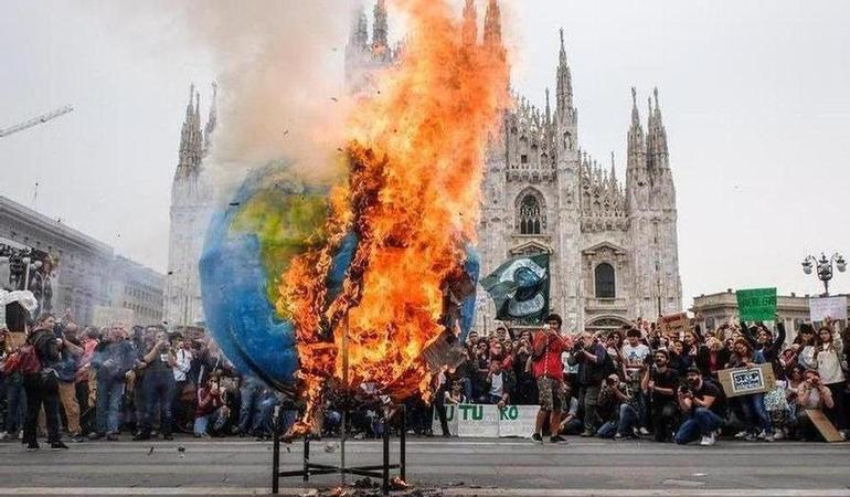 Milano, 27/09/2019. Il mondo dato alle fiamme in piazza del Duomo durante un corteo dei Fridays for future. M. Corner/LaPresse