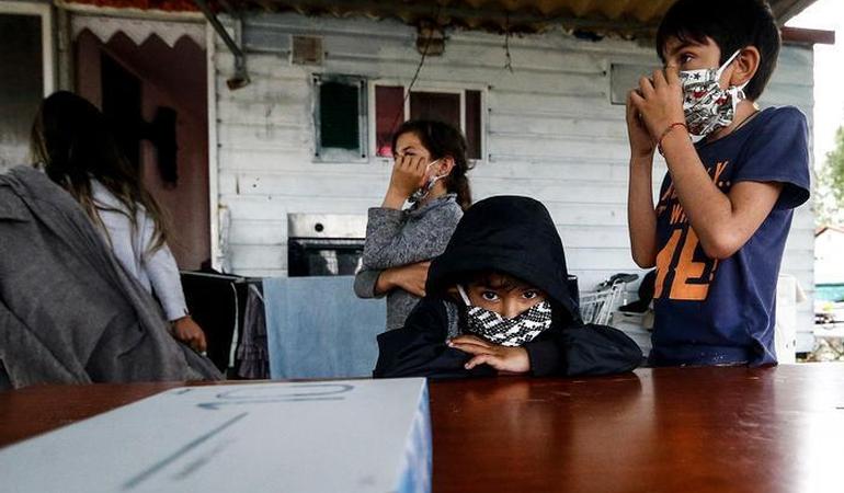 Coronavirus a Roma, la scuola primaria Melissa Bassi consegna tablet per lezione a distanza al campo rom di via di Salone. Foto C. Fabiano/ LaPresse, 23 aprile 2020, Roma