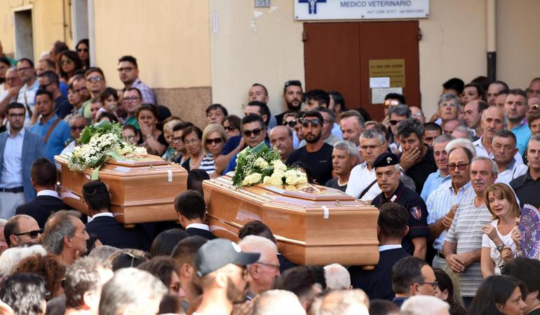 La folla ai funerali di Aurelio e Luigi Luciani in San Marco in Lamis, l'11 agosto 2017. Credits: Ansa 