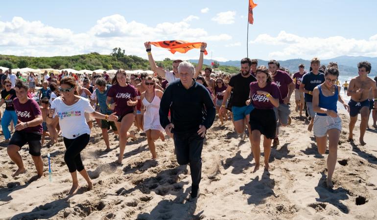Paestum (Salerno), Luigi Ciotti in un momento di svago al decimo raduno dei giovani di Libera (foto di Pablo Riccomi)