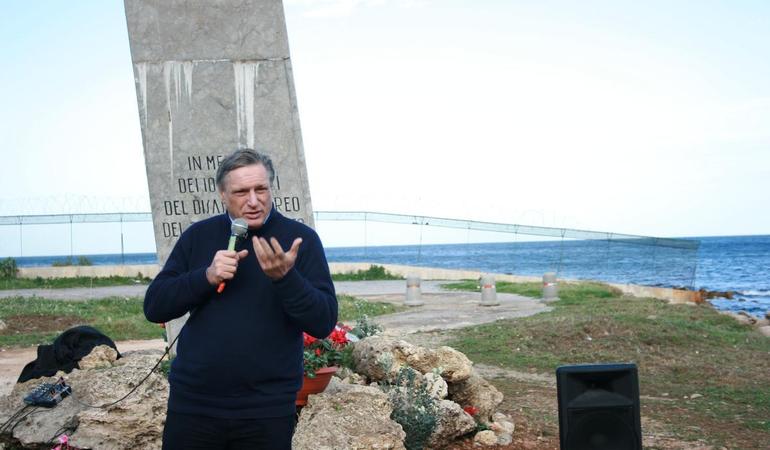 Luigi Ciotti e, alle sue spalle, la stele che ricorda le vittime della strage di Punta Raisi