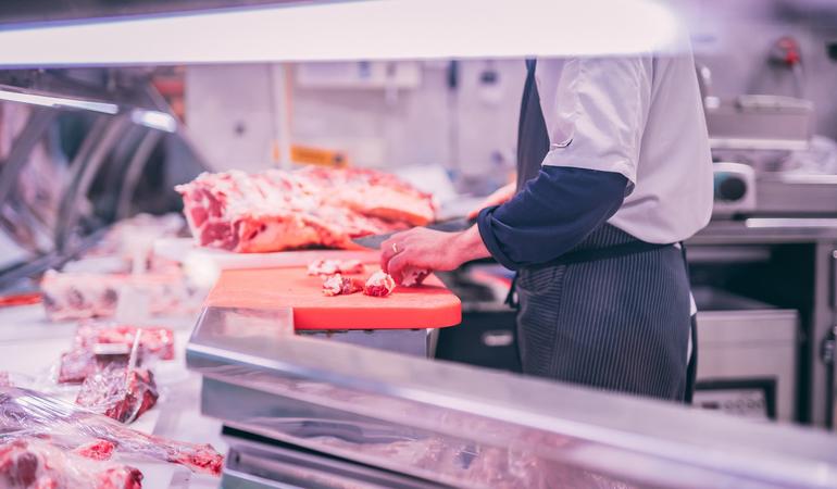 Il settore della macellazione è uno di quelli in cui, per via dei diversi contratti, avviene il dumping salariale (Inigo De la Maza/Unsplash)