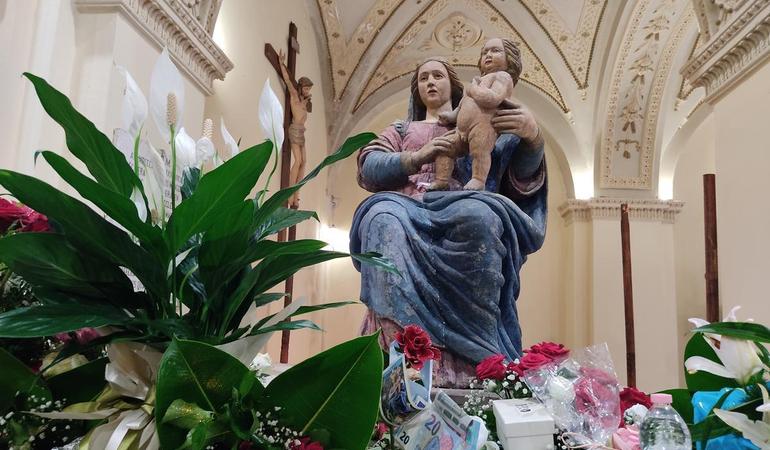 La statua della Madonna di Polsi, all'interno dell'omonimo santuario. Foto di Gino Larosa/Wikimedia Commons