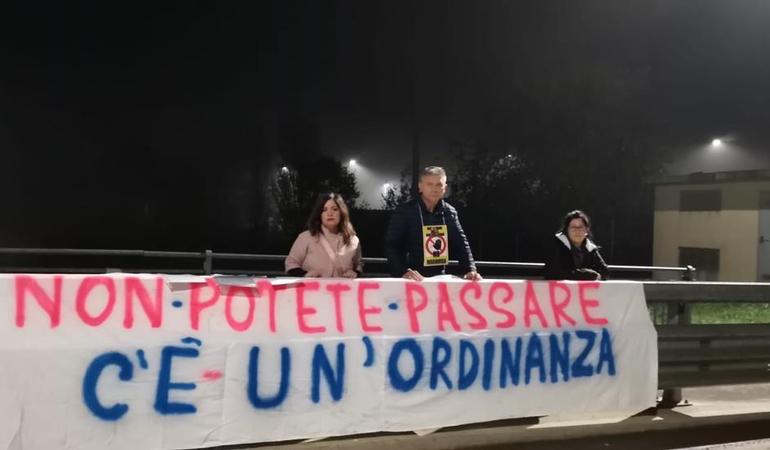Un gruppo di manifestanti sulla strada che conduce alla discarica di Finale Emilia