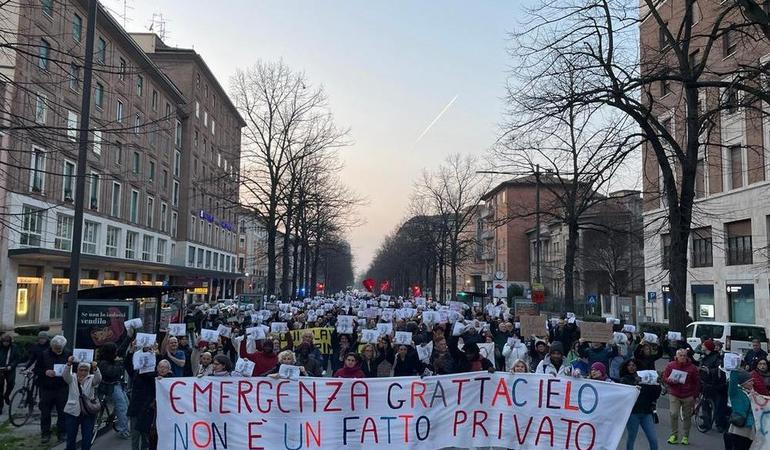 Ferrara, 7 marzo 2026. Cittadini e comitati in marcia contro lo sgombero del "Grattacielo", condominio che ospitava decine di famiglie straniere (Ilaria Ferraresi)