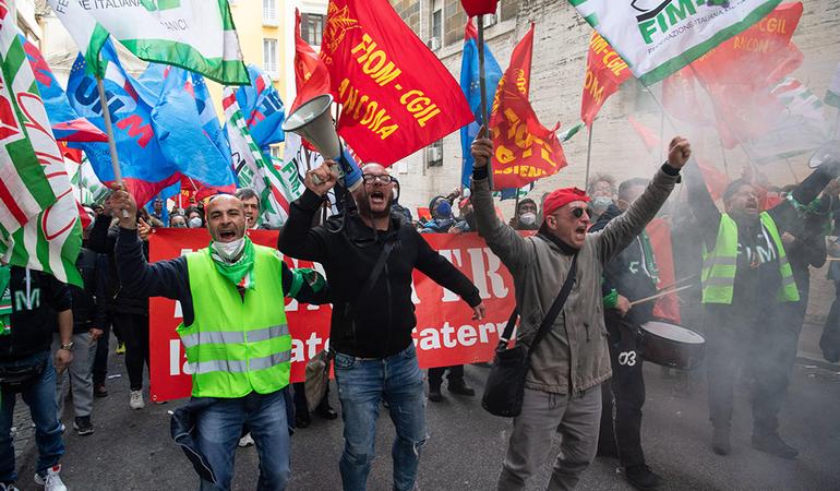 Roma, 21 febbraio 2022. Un momento del presidio dei lavoratori della Caterpillar di Jesi davanti al Ministero dello sviluppo economico (Maurizio Brambatti/Ansa) 