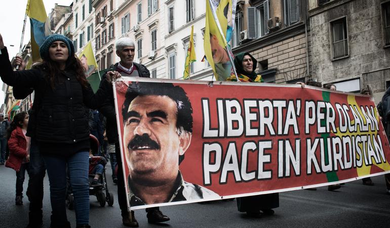 Roma, 17 febbraio 2018. Uno striscione per la liberazione di Abdullah Ocalan esposto nella manifestazione per la difesa di Afrin, città curda nel Nord della Siria (Foto da Zeroincondotta - Flickr - CC BY-NC-SA 2.0)