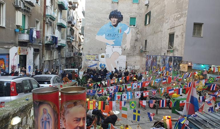 I messaggi di cordoglio davanti al murales di Maradona nei Quartieri spagnoli (Napoli). Credits: Ciro Pellegrino 