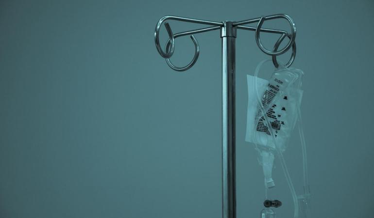 Una sanità pubblica agli sgoccioli? Rosy Bindi, già ministra della Salute, ne scrive nel suo ultimo libro (Foto di <a href="https://unsplash.com/it/@marceloleal80?utm_content=creditCopyText&utm_medium=referral&utm_source=unsplash">Marcelo Leal</a> su <a href="https://unsplash.com/it/foto/destrosio-appeso-su-supporto-per-flebo-in-acciaio-inossidabile-6pcGTJDuf6M?utm_content=creditCopyText&utm_medium=referral&utm_source=unsplash">Unsplash</a>)