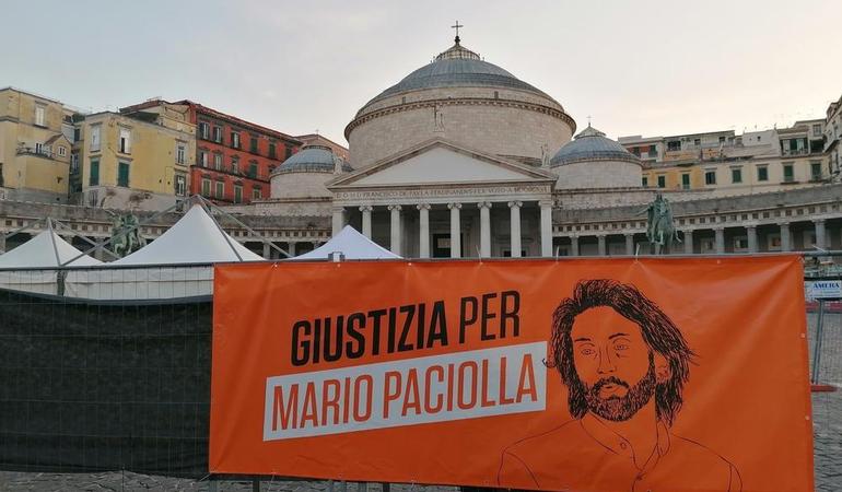 Napoli, piazza del Plebiscito. Uno striscione in ricordo di Mario Paciolla (dalla pagina Facebook - Giustizia per Mario Paciolla)