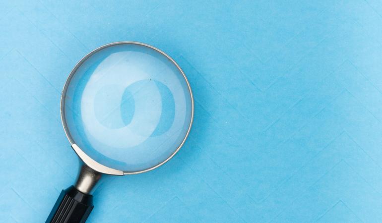 Foto di <a href="https://unsplash.com/it/@markuswinkler?utm_content=creditCopyText&utm_medium=referral&utm_source=unsplash">Markus Winkler</a> su <a href="https://unsplash.com/it/foto/lente-dingrandimento-sul-tavolo-bianco-afW1hht0NSs?utm_content=creditCopyText&utm_medium=referral&utm_source=unsplash">Unsplash</a> 