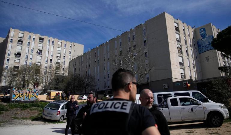 Marsiglia, 19 marzo 2024. Dei poliziotti sorvegliano La Castellane, quartiere di periferia e base di gruppi di trafficanti di droga (Christophe Ena/Epa)