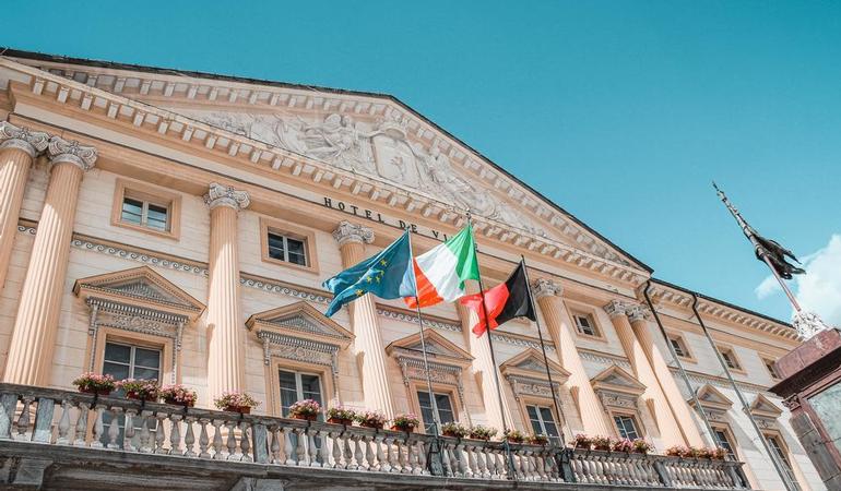 Aosta, il municipio (Mat Reding - Unsplash)