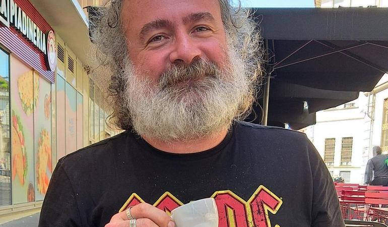 Maglietta degli Ac/Dc, anelli e braccialetti colorati. Matteo Saudino, in arte Barbasophia, insegna storia e filosofia al liceo Gioberti di Torino, ma è anche youtuber e divulgatore