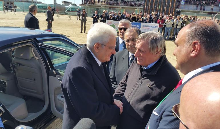 Mattarella e don Luigi Ciotti a Locri (foto Quirinale)