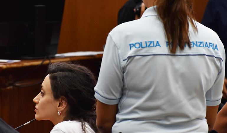 Crotone, 22 ottobre 2024. Maysoon Majidi seduta al banco degli imputati al tribunale (Foto di Francesco Donnici)