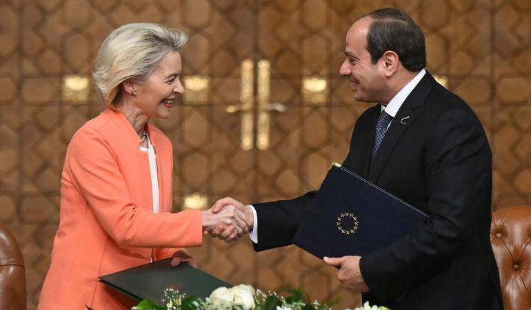 Il Cairo, 17 marzo 2024. La Presidente della Commissione europea Ursula Von der Leyen e il presidente egiziano Abdel Fattah al-Sisi si stringono la mano in occasione della firma del nuovo accordo di partenariato. Foto Unione Europea